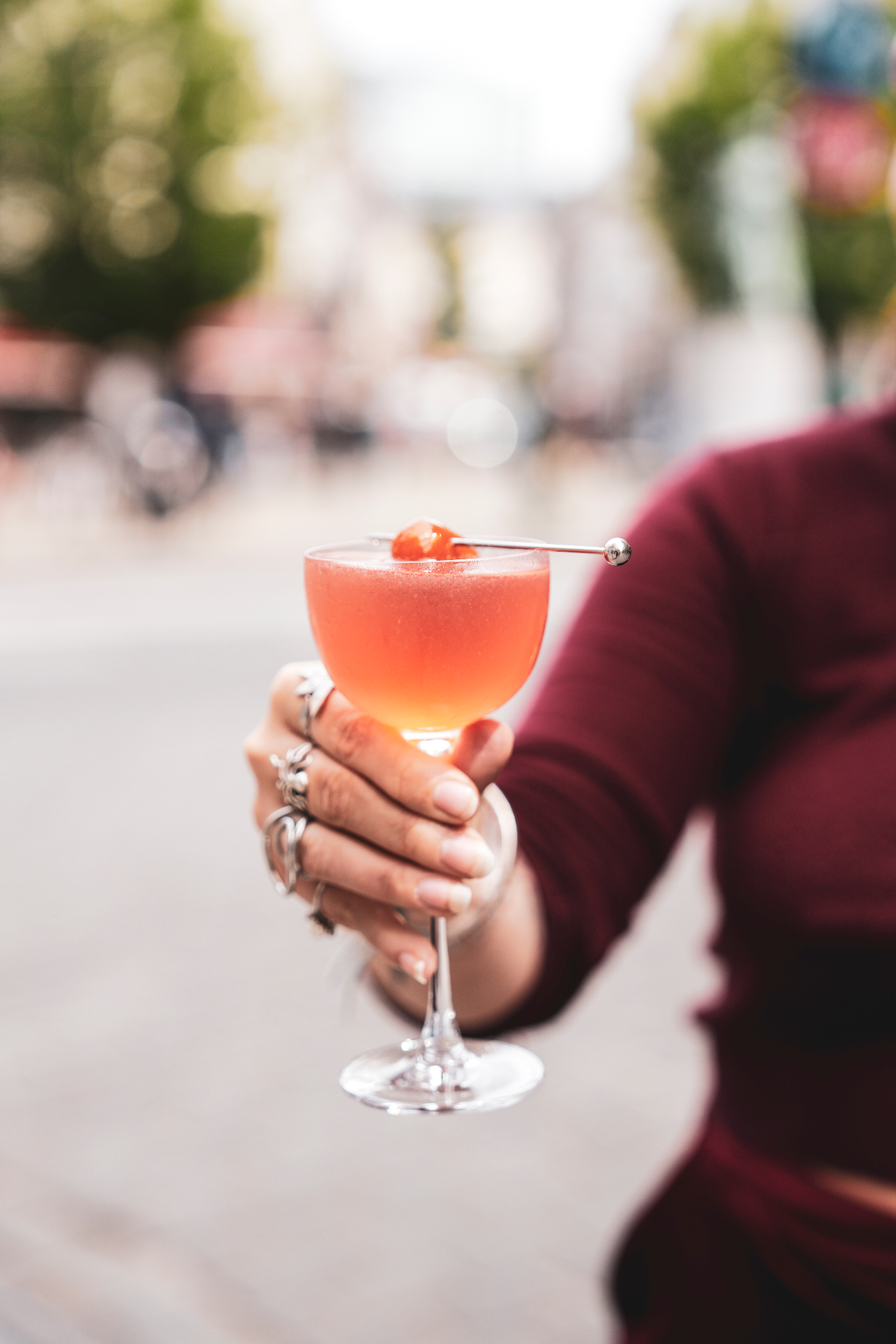Roze signatuurcocktail van Chemistry & Botanic’s op een Brussels terras