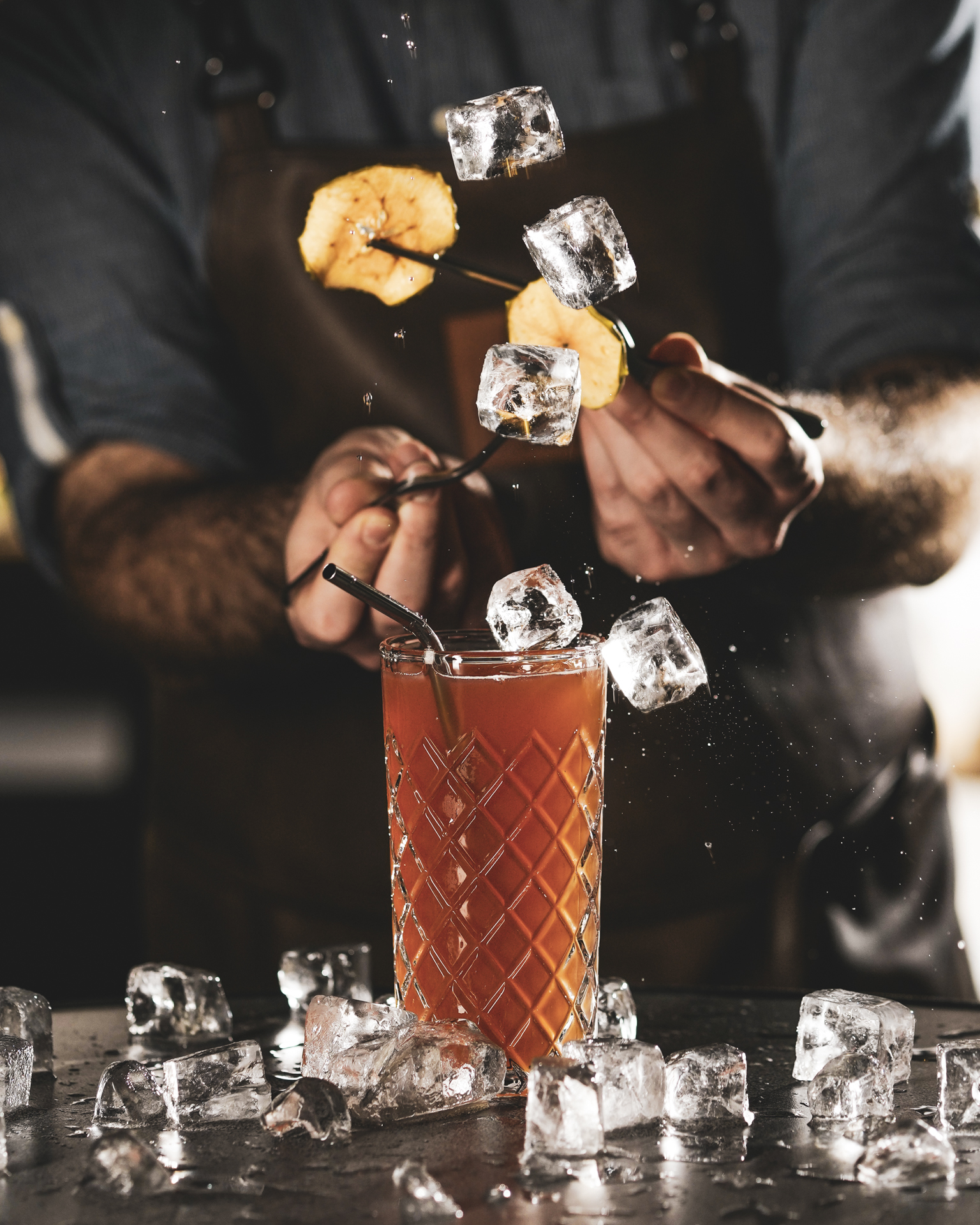 Signatuurcocktail van Chemistry & Botanic’s met zwevende ijsblokjes