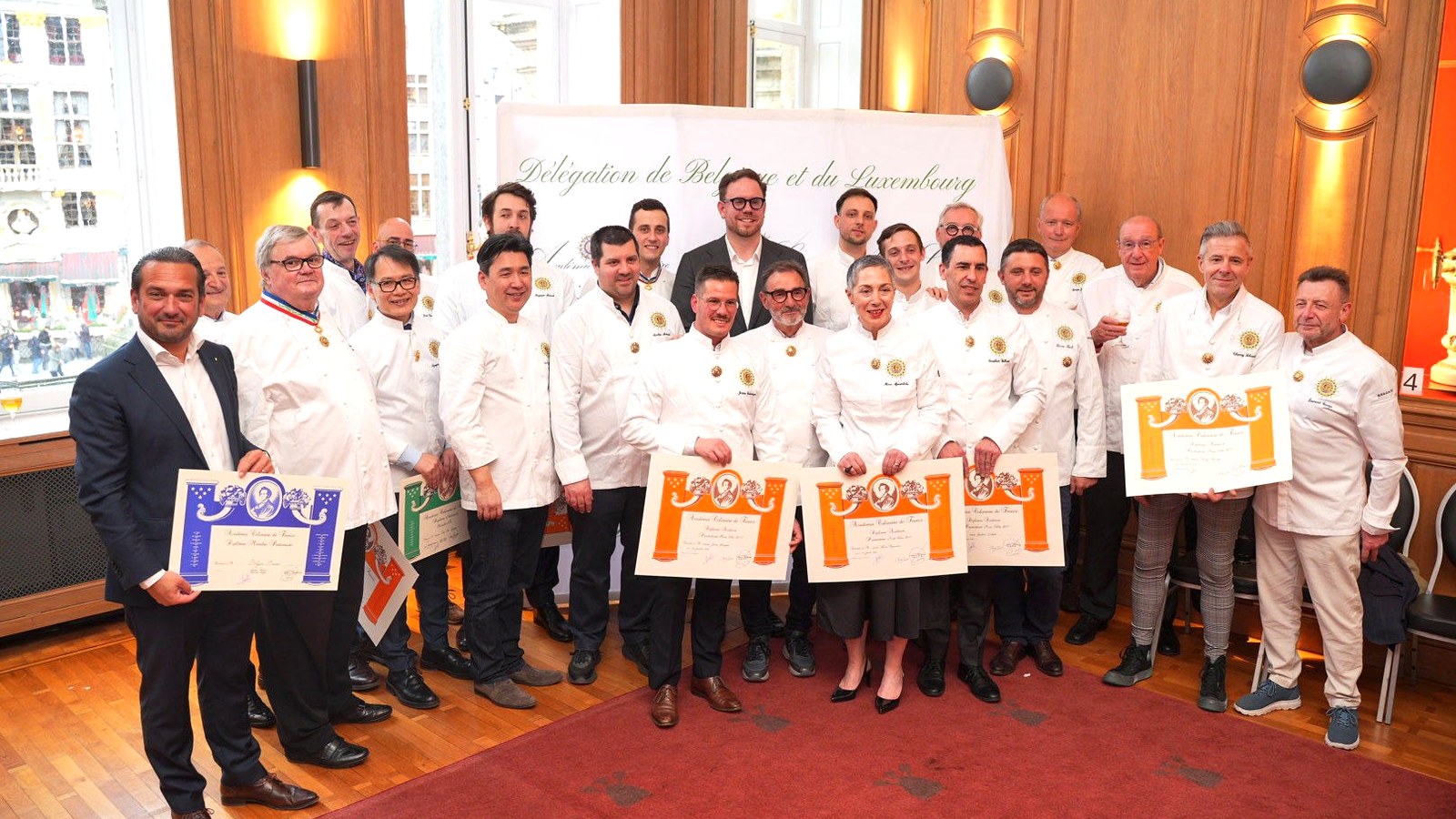 Académie Culinaire de France — délégation Belgique-Luxembourg · Maison des Brasseurs, Grand-Place de Bruxelles, 11.04.2026 Les nouveaux membres de l’Académie Culinaire de France avec leurs diplômes, Maison des Brasseurs, Grand-Place de Bruxelles