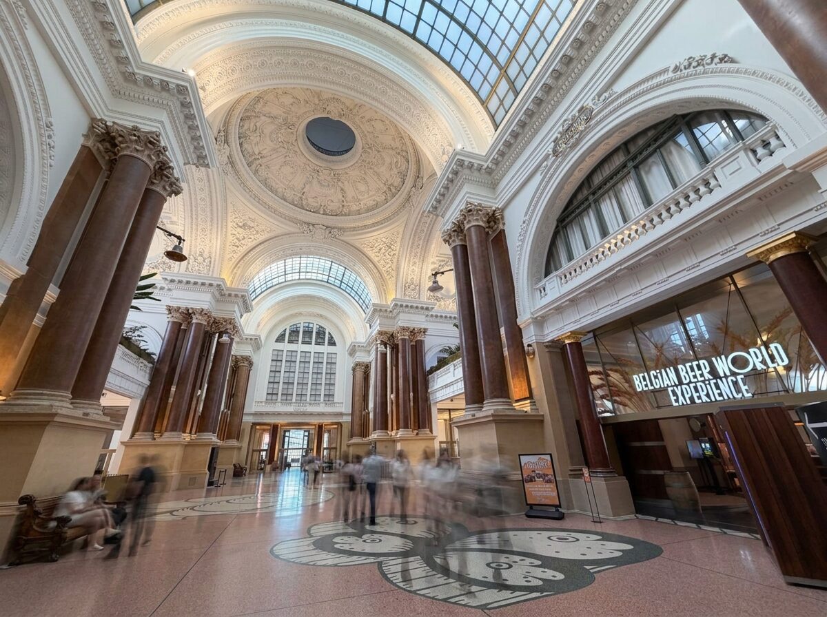 Hall central restauré de la Bourse de Bruxelles avec coupole et verrière