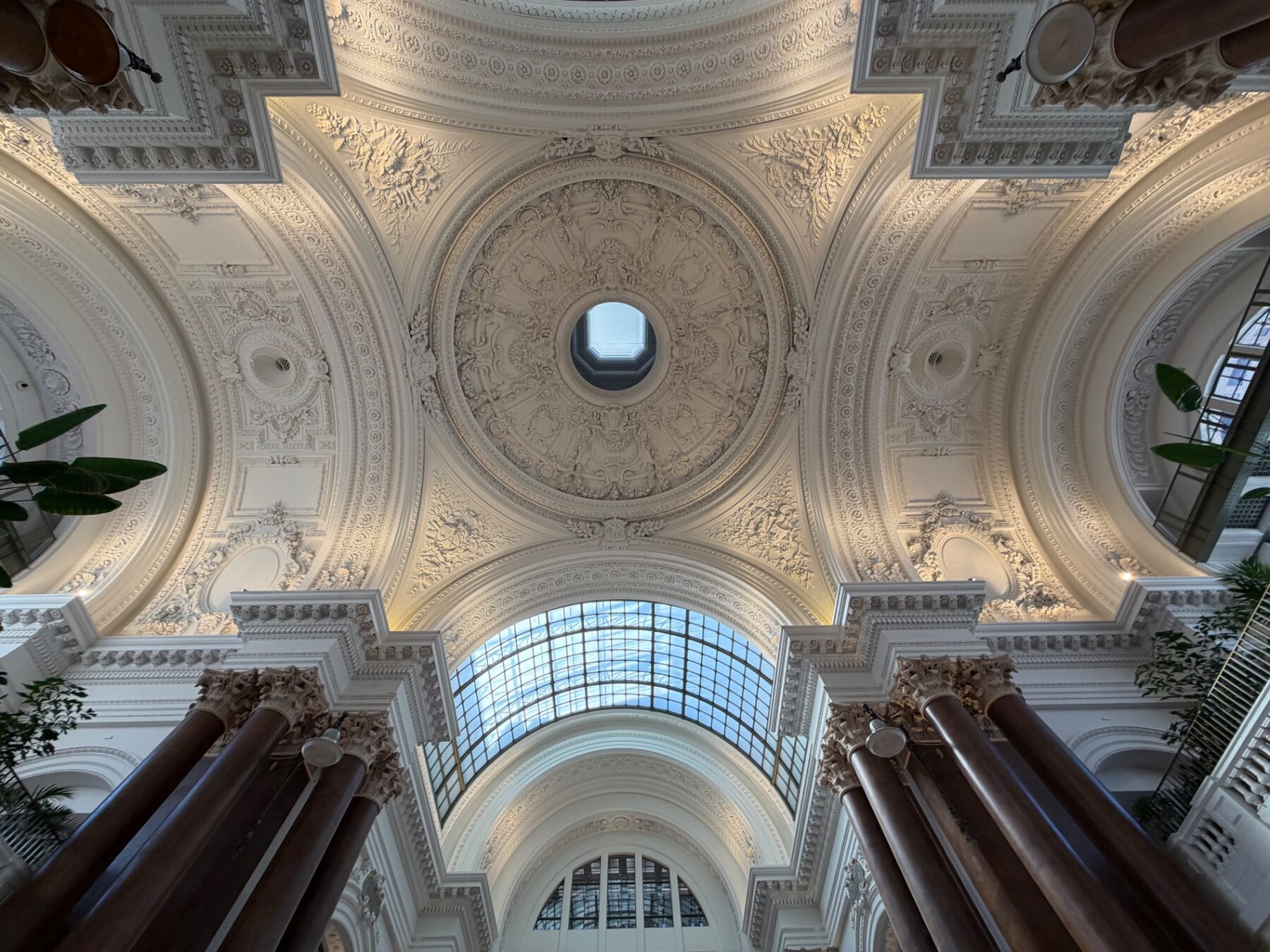 Coupole sculptée et verrière de la Bourse de Bruxelles vues du sol