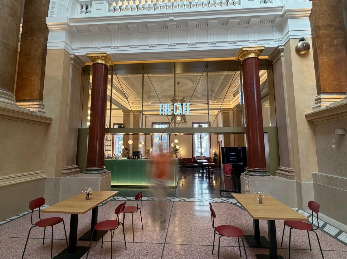 The Café à l’intérieur de la Bourse de Bruxelles avec comptoir vert et colonnes