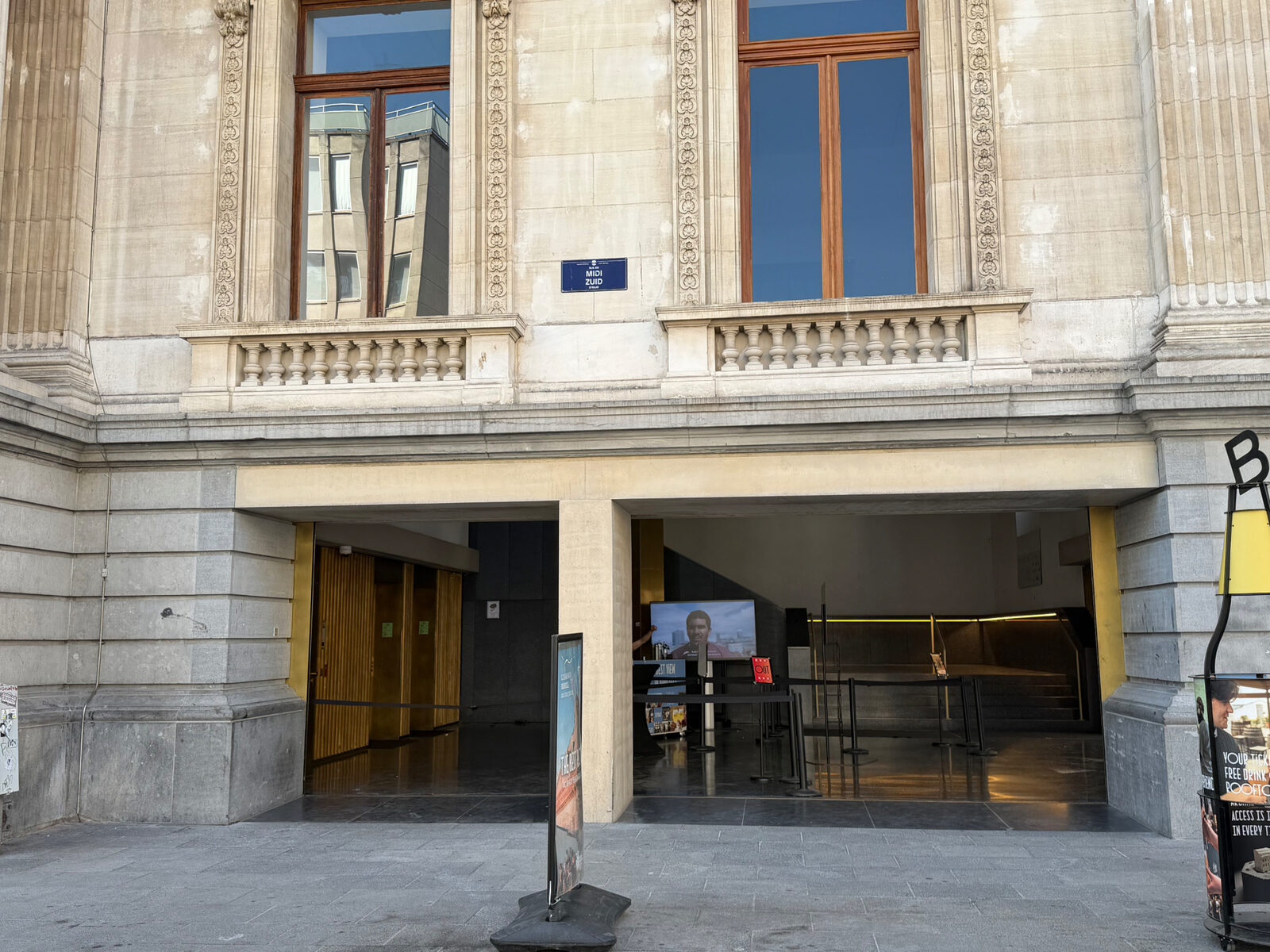 Entrée arrière de la Bourse de Bruxelles côté Rue du Midi, accès au Beer Lab Rooftop