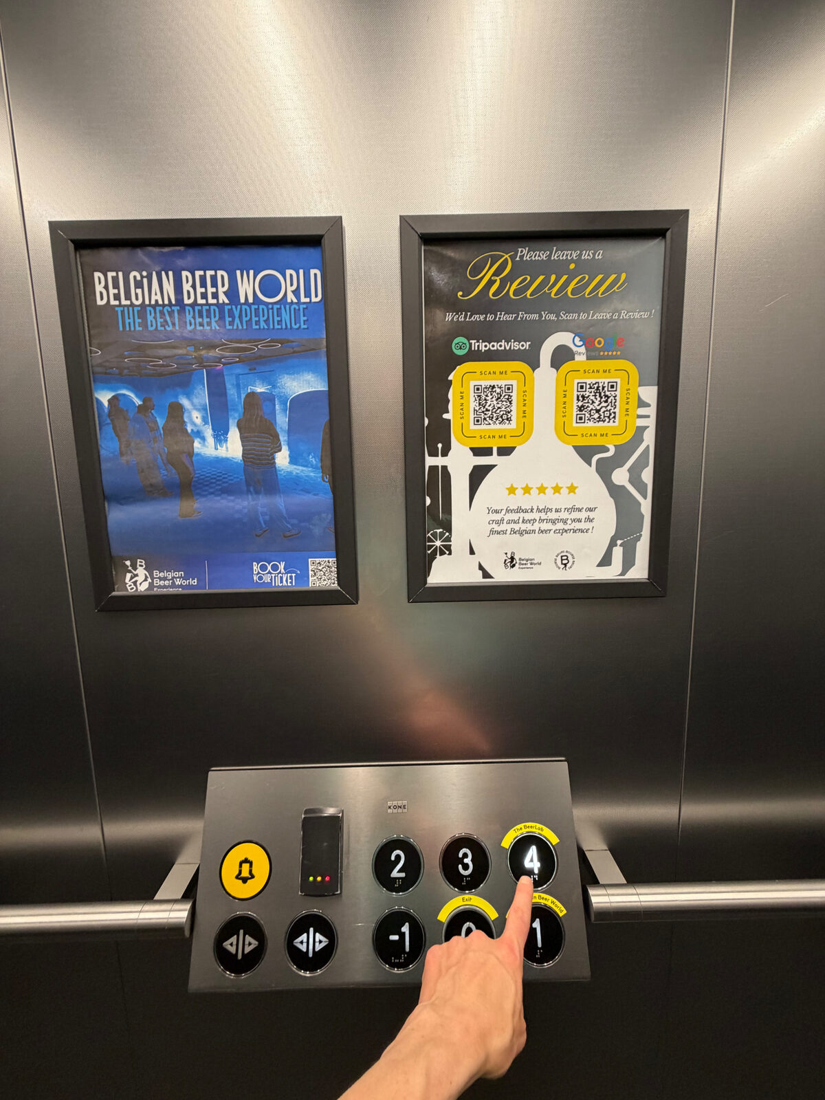 Boutons de l’ascenseur KONE de la Bourse avec le 4e étage The BeerLab surligné en jaune