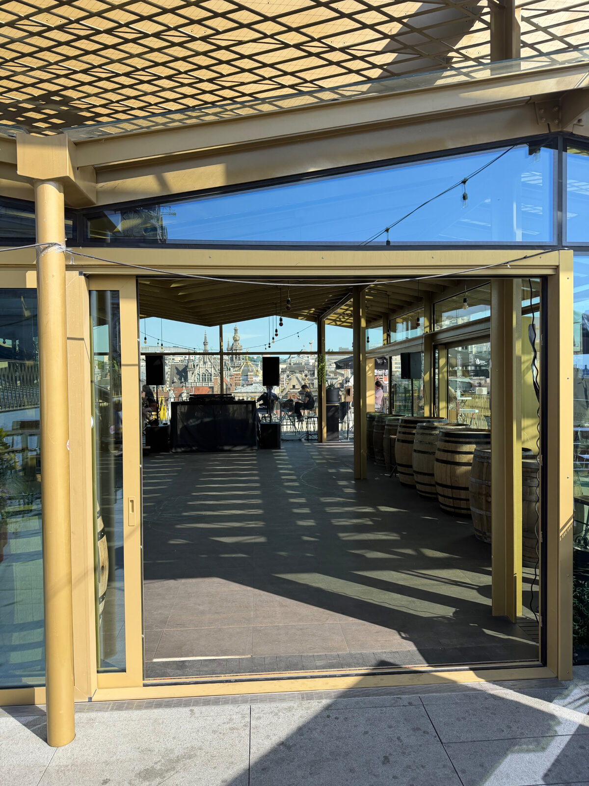 Arrivée sur la terrasse du Beer Lab Rooftop au 4e étage de la Bourse avec vue sur la Grand-Place