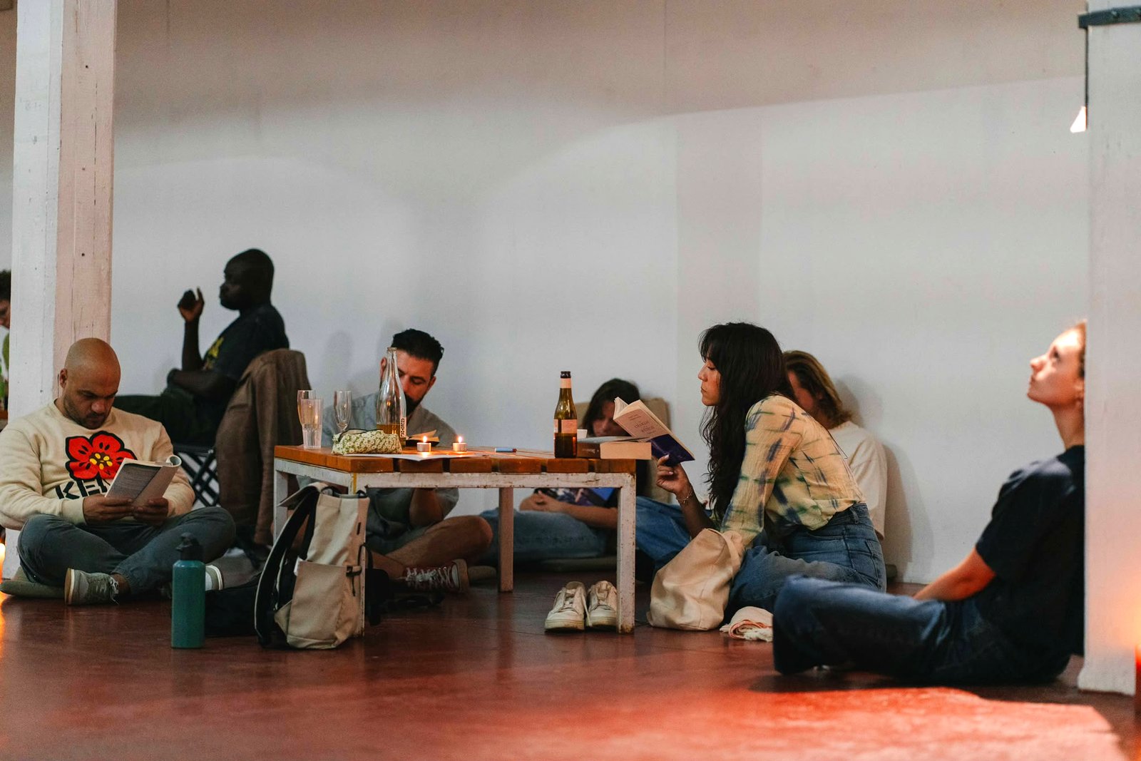 Une soirée Bruxelles sans tel : lecture, silence et conversations, sans écrans