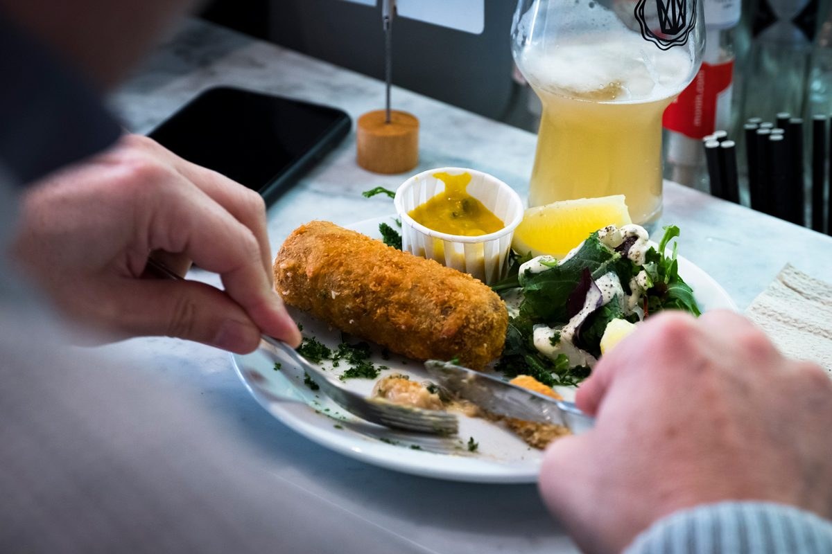 Croquette aux crevettes grises servie chez Fernand Obb à Saint-Gilles Croquette aux crevettes grises servie chez Fernand Obb à Saint-Gilles
