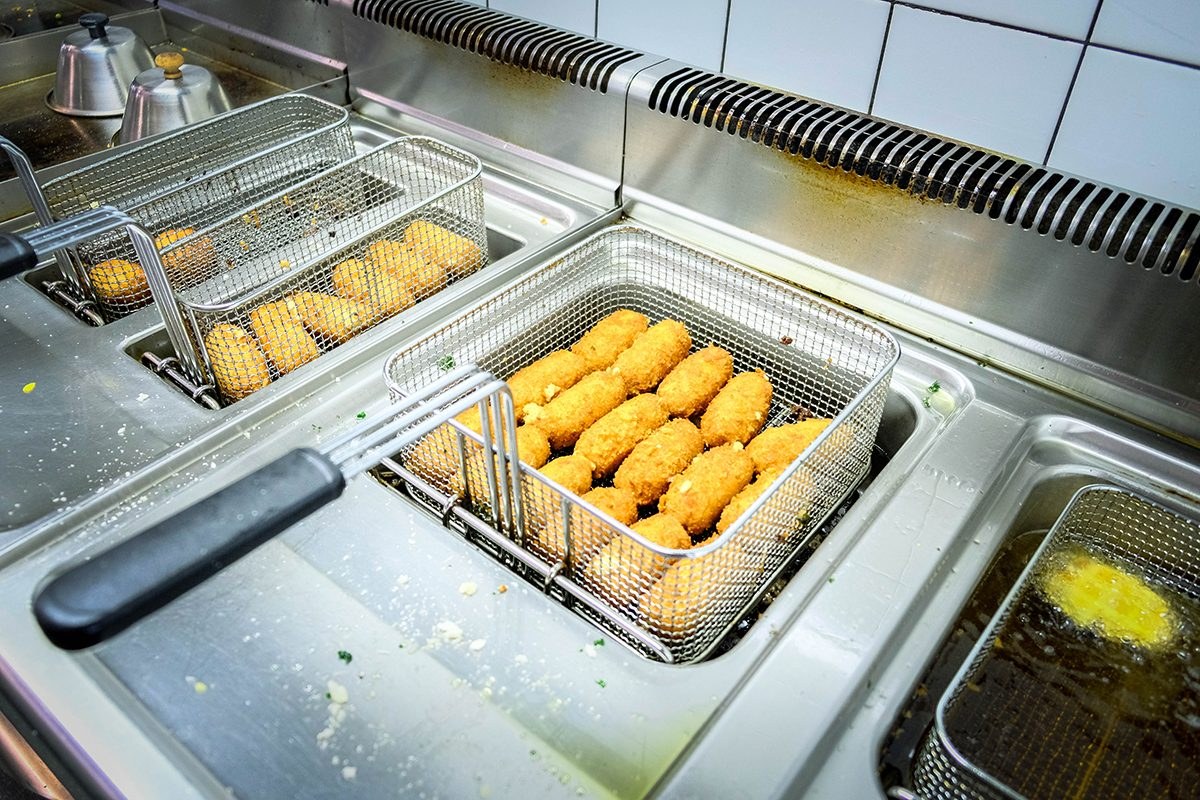 Croquettes dorées en cuisson dans la cuisine de Fernand Obb Croquettes dorées en cuisson dans la cuisine de Fernand Obb