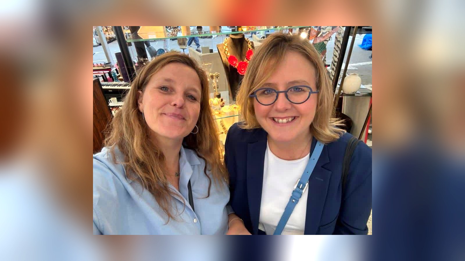 Les coups de cœur de Floriane : CM Jewels, la chasseuse de bijoux vintage du Sablon Caroline de CM Jewels et Floriane Bonnier devant la vitrine de bijoux vintage au Sablon, Bruxelles