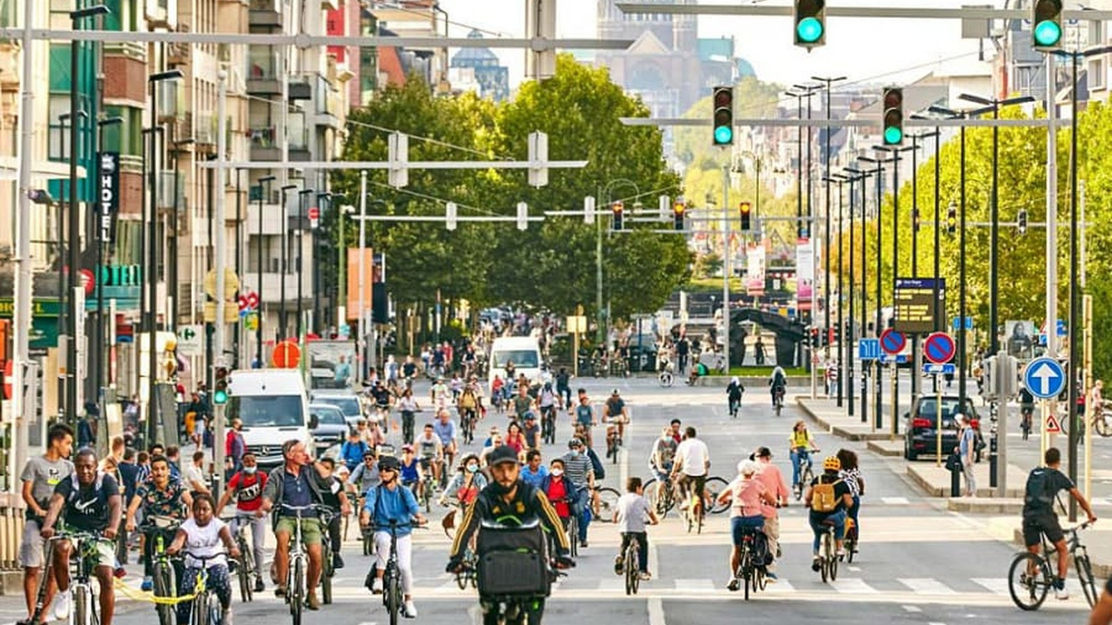 © Ville de Bruxelles — photo officielle du Dimanche sans voiture (bruxelles.be) Des centaines de cyclistes et de piétons occupent un grand boulevard de Bruxelles lors du Dimanche sans voiture