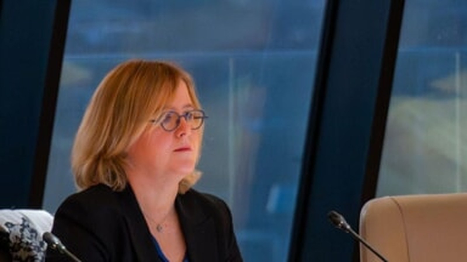 AI-illustratie bij het artikel « Floriane Bonnier doorbreekt de code: uw politica antwoordt 24/7 »