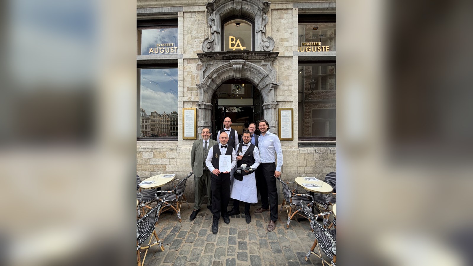 Auguste: la nouvelle brasserie qui illumine la Grand-Place L’équipe de la Brasserie Auguste posant devant l’entrée du restaurant Grand-Place de Bruxelles le jour de l’ouverture, 15 juin 2026