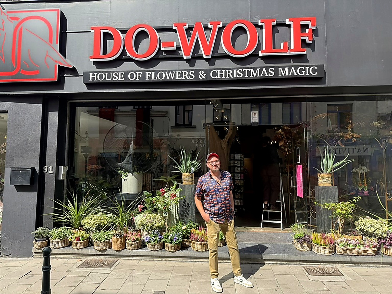 Damien Overputte devant DO-Wolf, House of Flowers & Christmas Magic, rue Haute 91 à Bruxelles