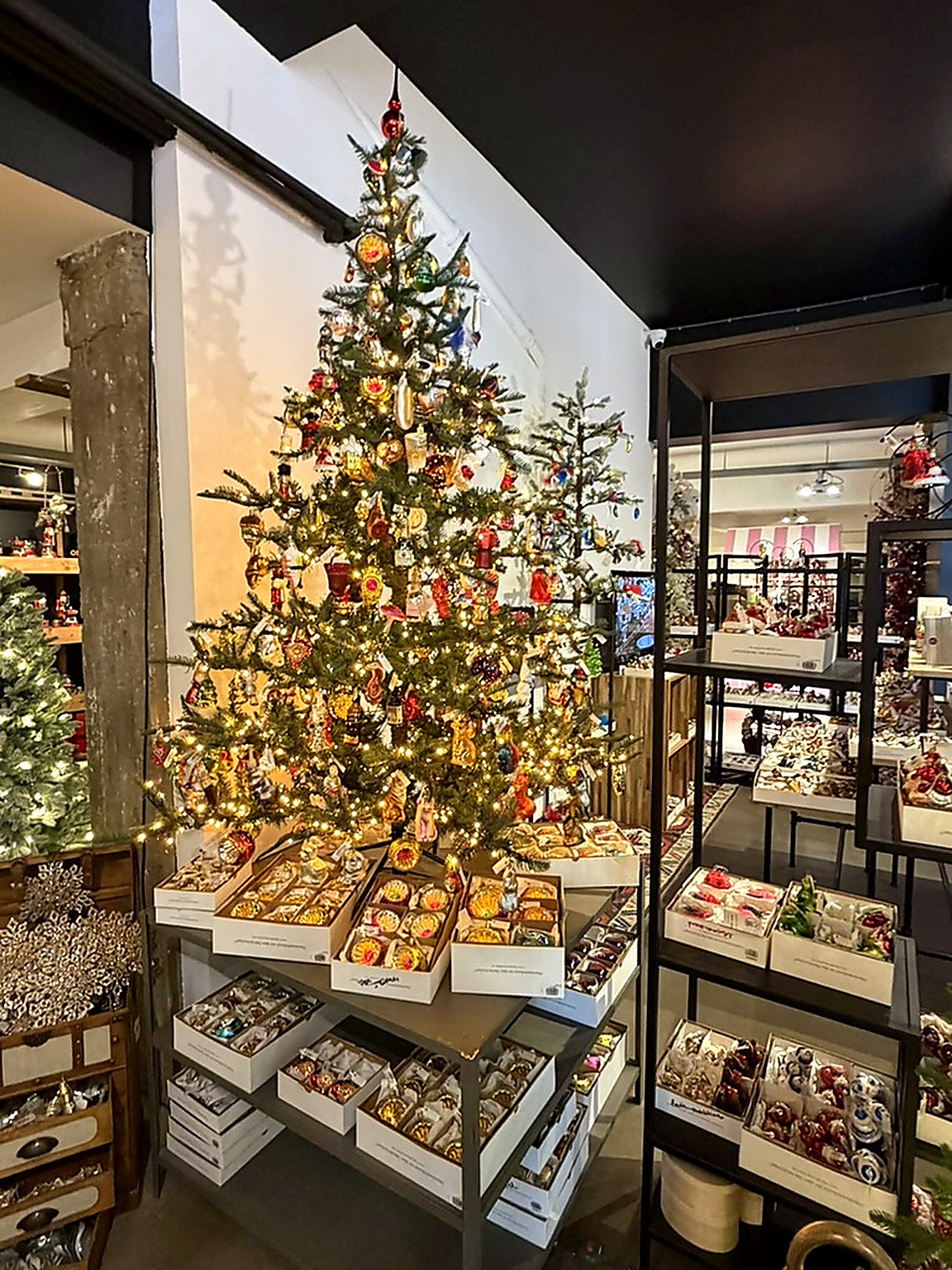 Grand sapin couvert de boules en verre soufflé peintes à la main dans la salle principale de DO-Wolf Grand sapin couvert de boules en verre soufflé peintes à la main dans la salle principale de DO-Wolf