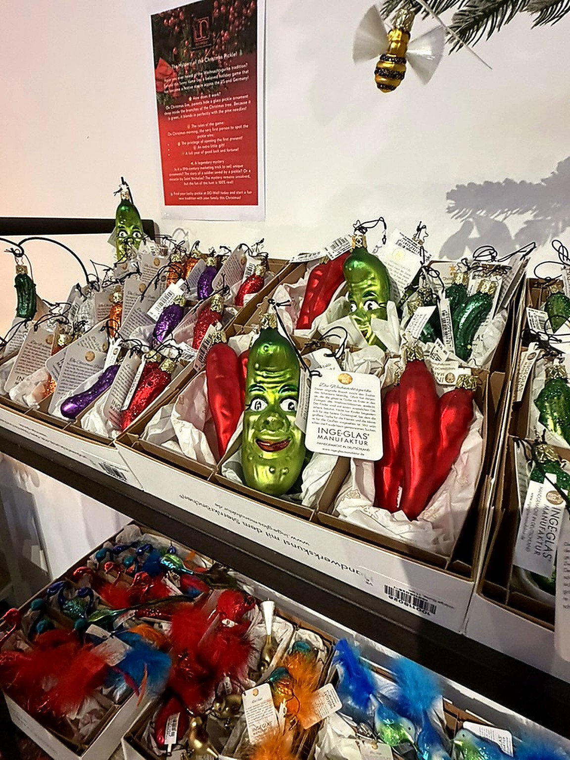 Cornichons de Noël en verre soufflé Inge-Glas avec leur fiche explicative, chez DO-Wolf rue Haute Cornichons de Noël en verre soufflé Inge-Glas avec leur fiche explicative, chez DO-Wolf rue Haute