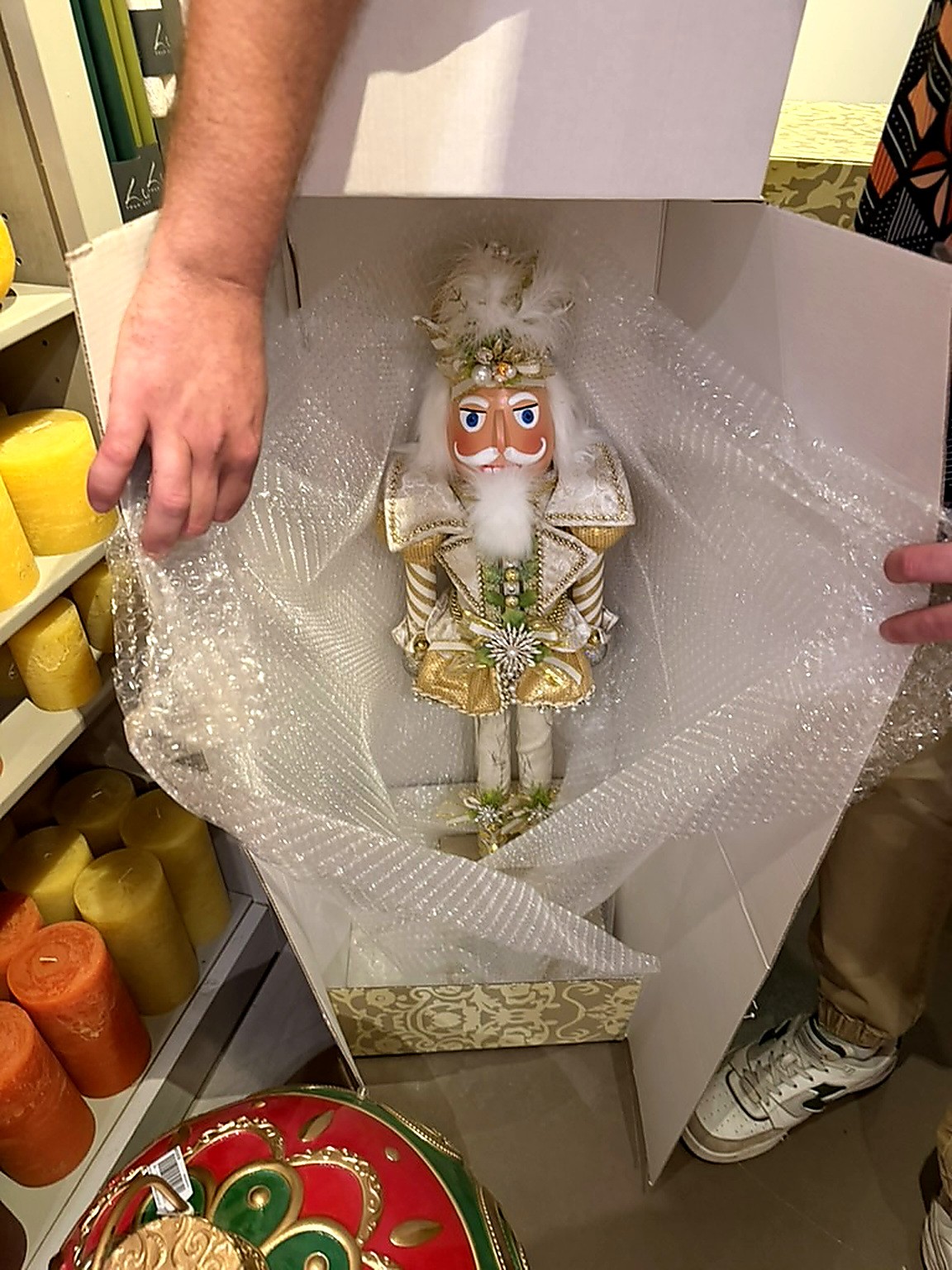 Déballage d’un casse-noisette blanc et or dans son carton chez DO-Wolf Déballage d’un casse-noisette blanc et or dans son carton chez DO-Wolf