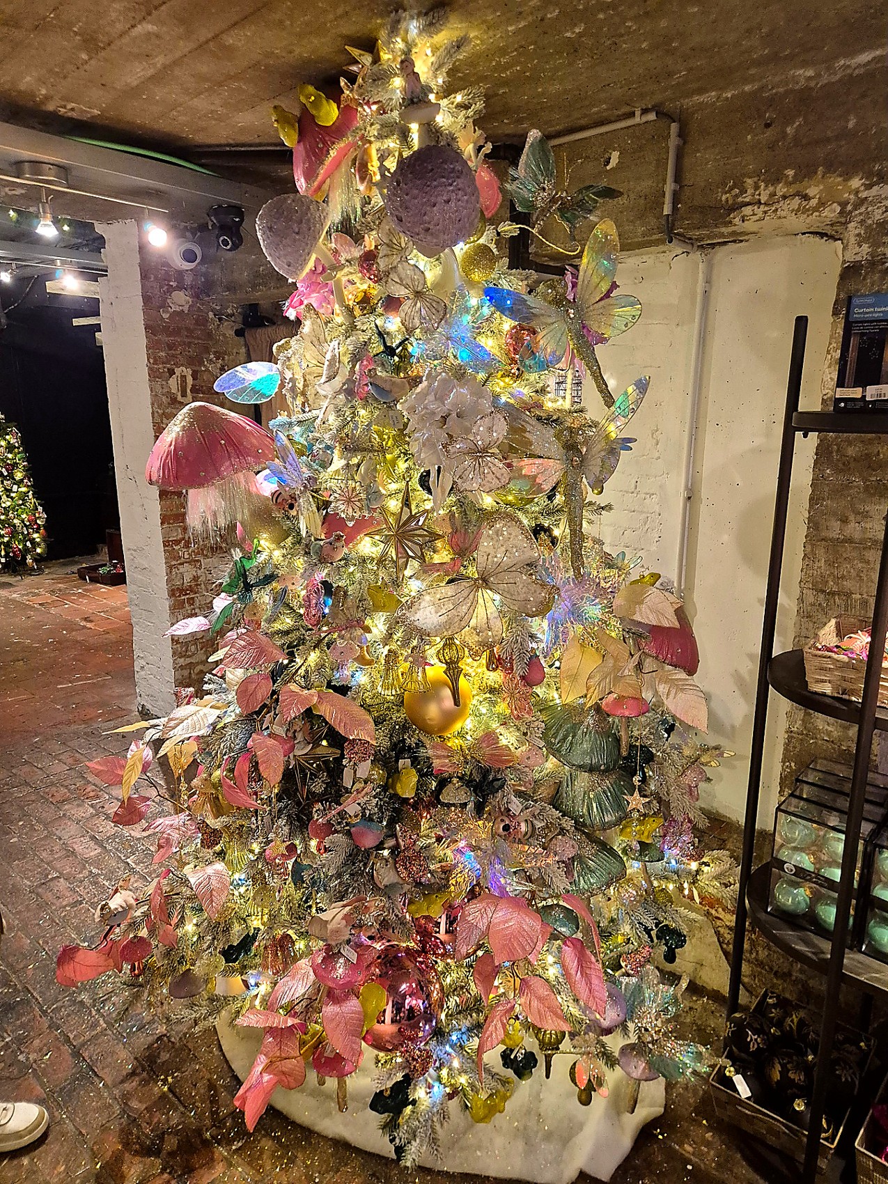 Sapin de Noël féerique pastel avec ailes de fées, champignons et papillons chez DO-Wolf Sapin de Noël féerique pastel avec ailes de fées, champignons et papillons chez DO-Wolf