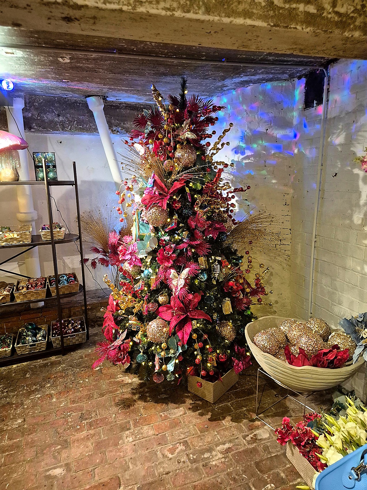 Sapin de Noël bordeaux et or dans les caves en briques de DO-Wolf à Bruxelles Sapin de Noël bordeaux et or dans les caves en briques de DO-Wolf à Bruxelles