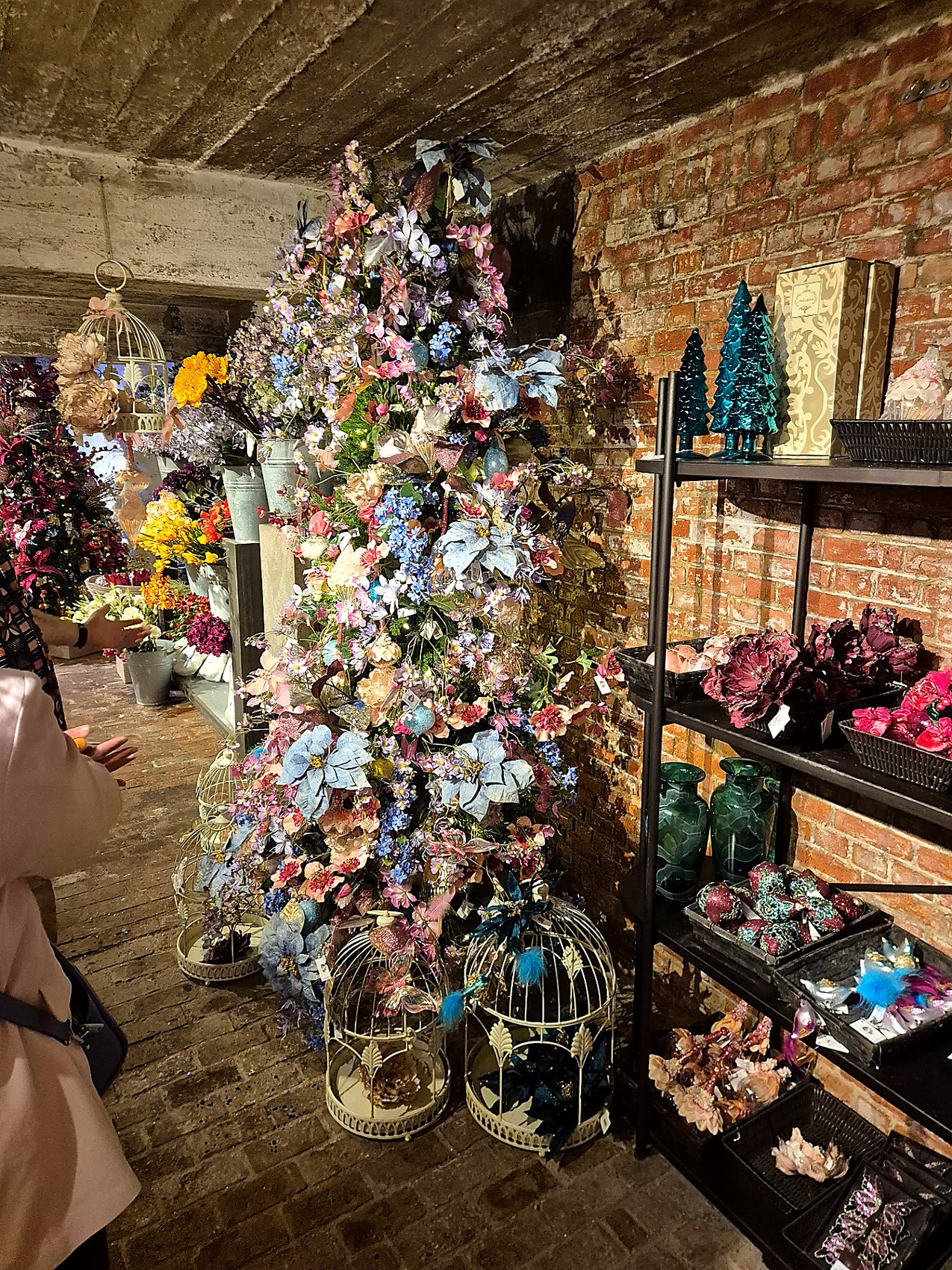 Sapin de Noël entièrement fleuri bleu et rose dans la cave voûtée de DO-Wolf rue Haute Sapin de Noël entièrement fleuri bleu et rose dans la cave voûtée de DO-Wolf rue Haute