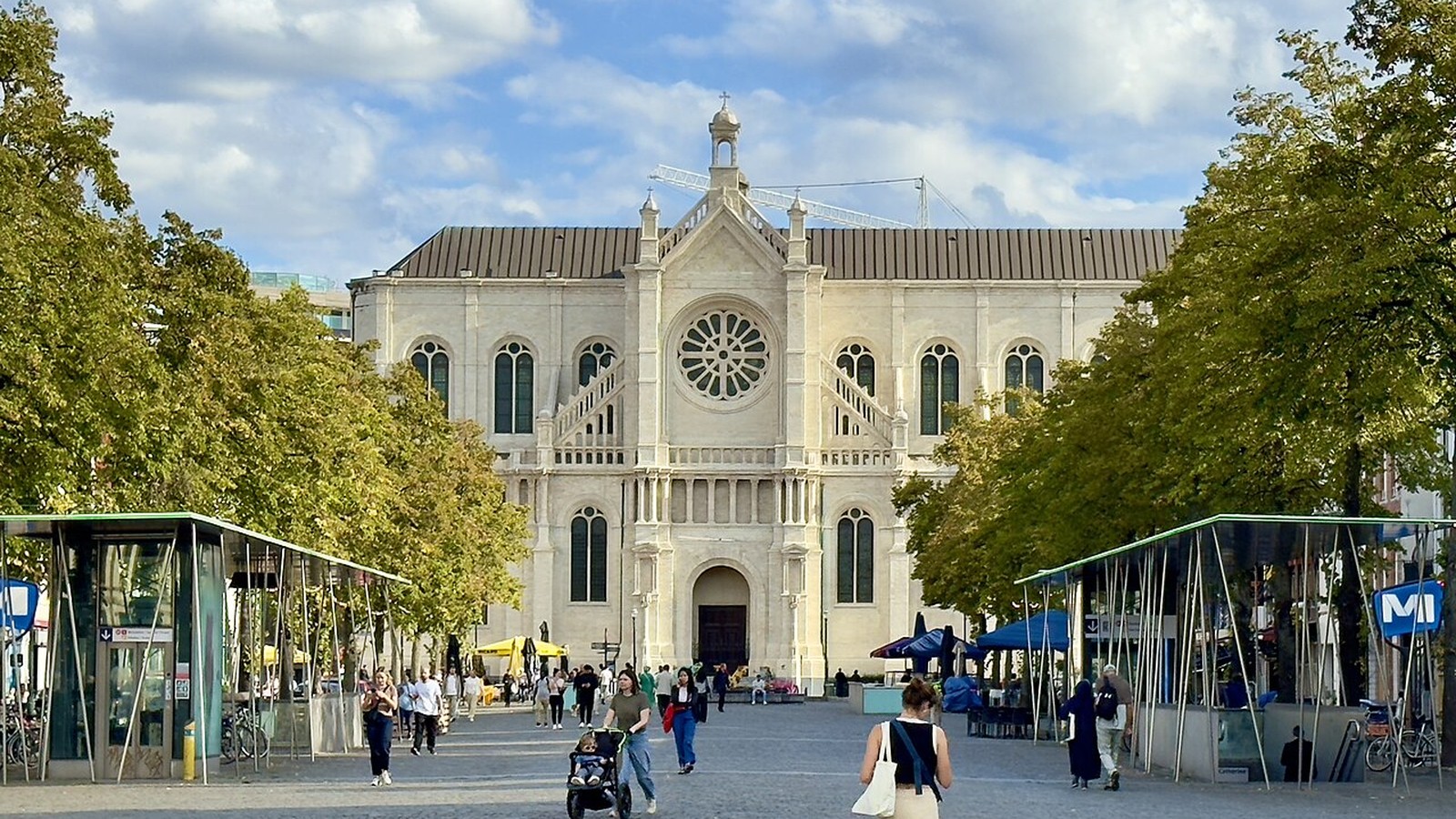 © Chris Olszewski · Wikimedia Commons · CC BY-SA 4.0 — L’église Sainte-Catherine vue depuis la place, 2025 Saint Catherine’s Church was never deconsecrated: daily mass and façades restored to the light — photo in Sainte-Catherine, Bruxelles, Brussels — BXLOVE