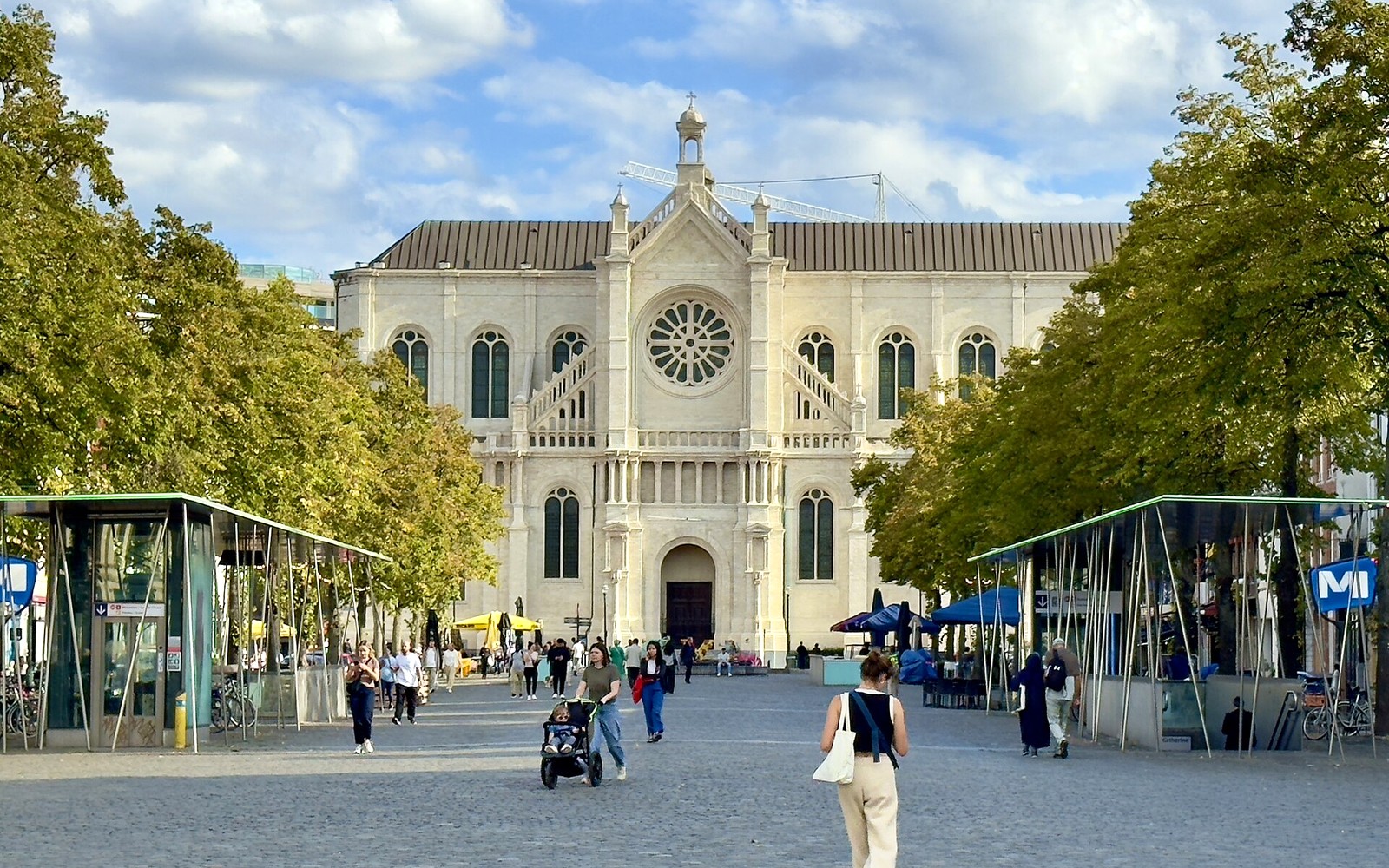 Le côté gauche nettoyé de l’église Sainte-Catherine, place Sainte-Catherine, près de la station de métro Le côté gauche nettoyé de l’église Sainte-Catherine, place Sainte-Catherine, près de la station de métro