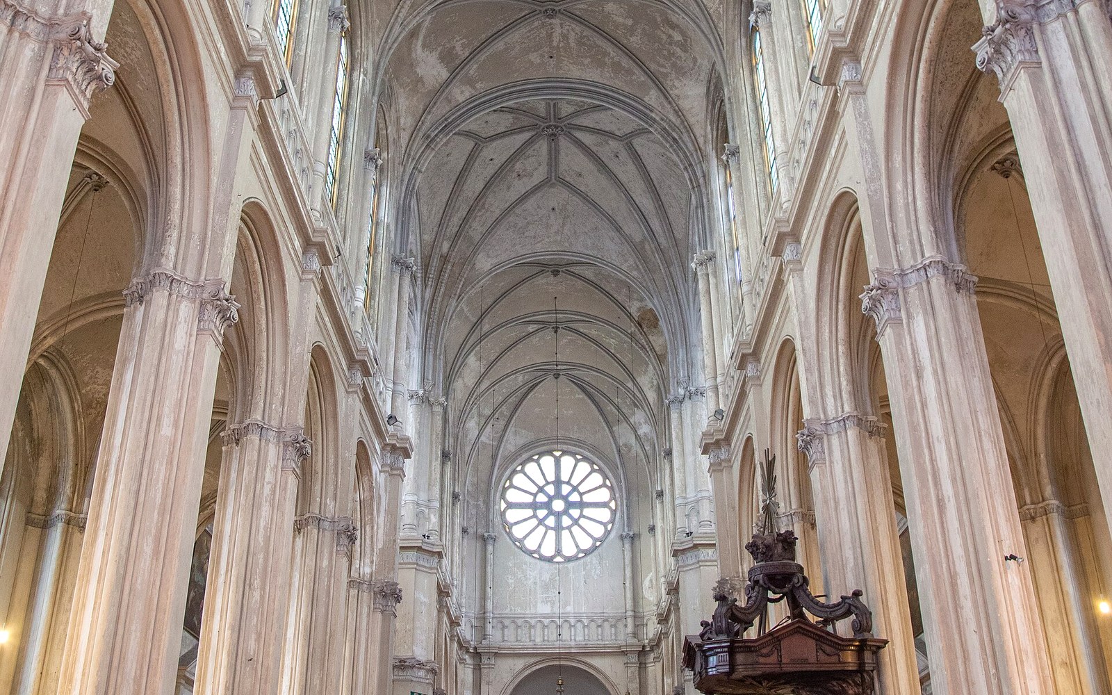 La nef de l’église Sainte-Catherine, voûtes et chaire baroque La nef de l’église Sainte-Catherine, voûtes et chaire baroque