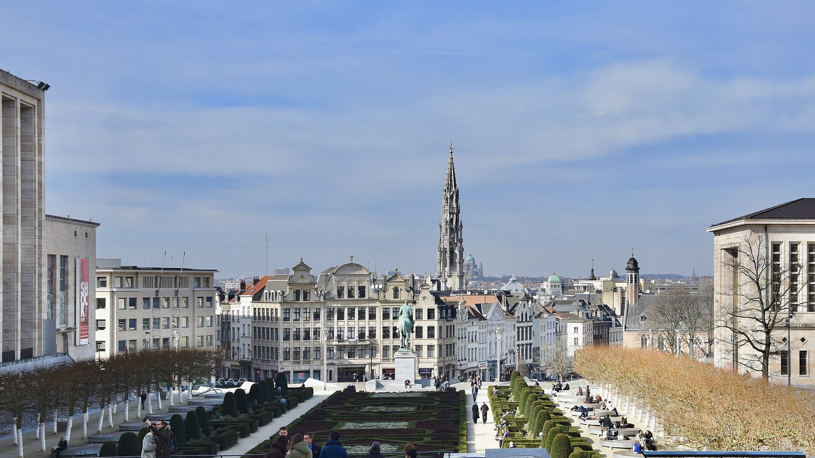 Vue panoramique lumineuse sur Bruxelles depuis le Mont des Arts, avec la tour de l’Hôtel de ville