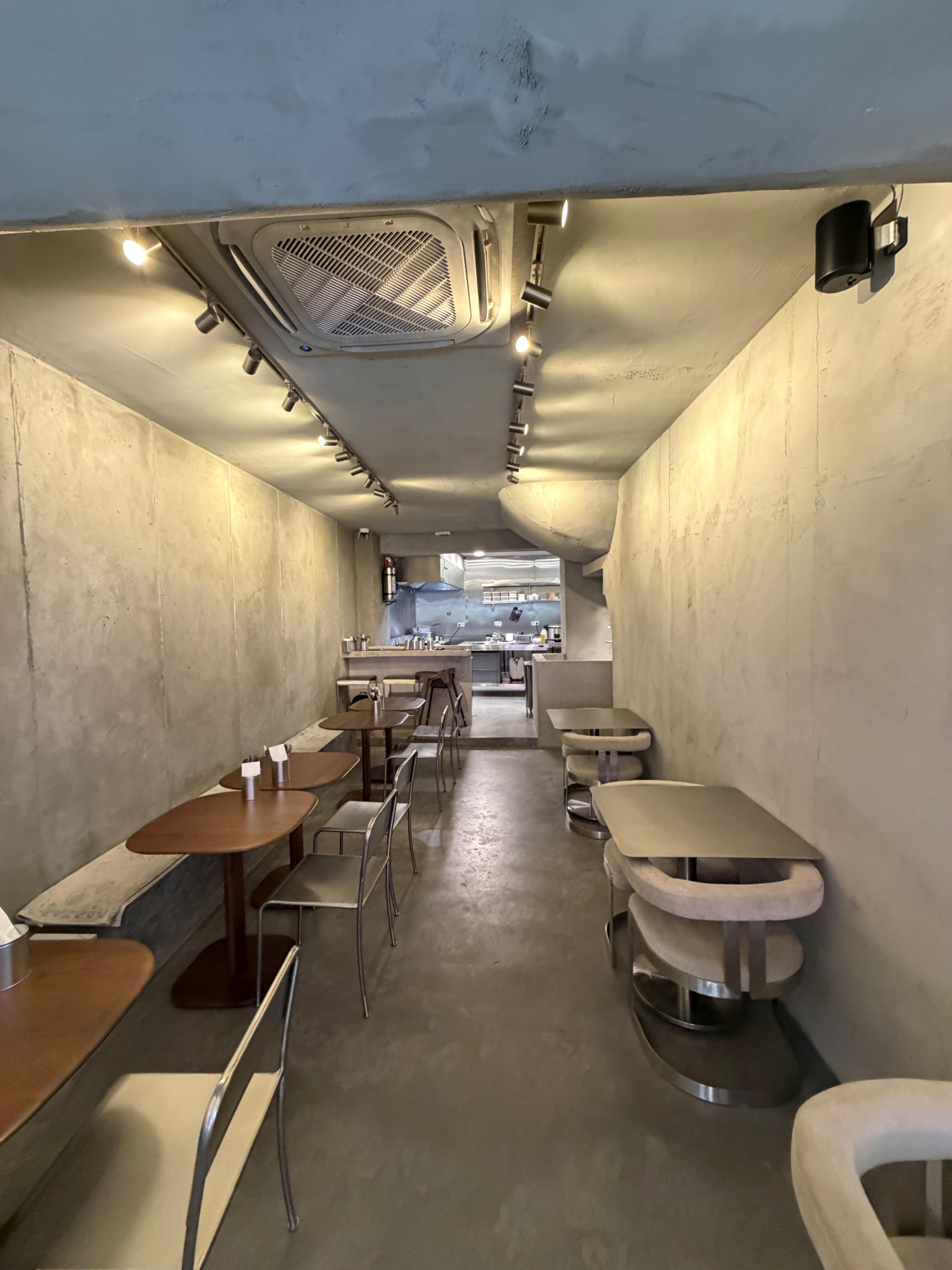 Salle longue de Lafeh Kanun avec vue sur la cuisine ouverte au fond