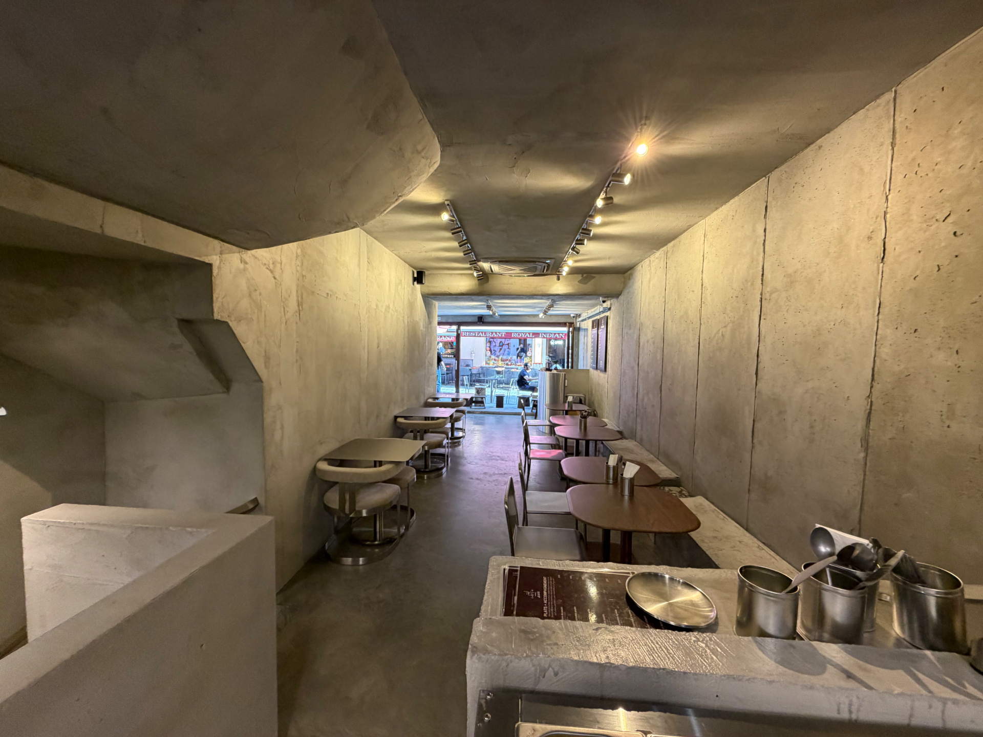 Salle de Lafeh Kanun avec vue sur la ruelle de l’îlot Sacré à Bruxelles
