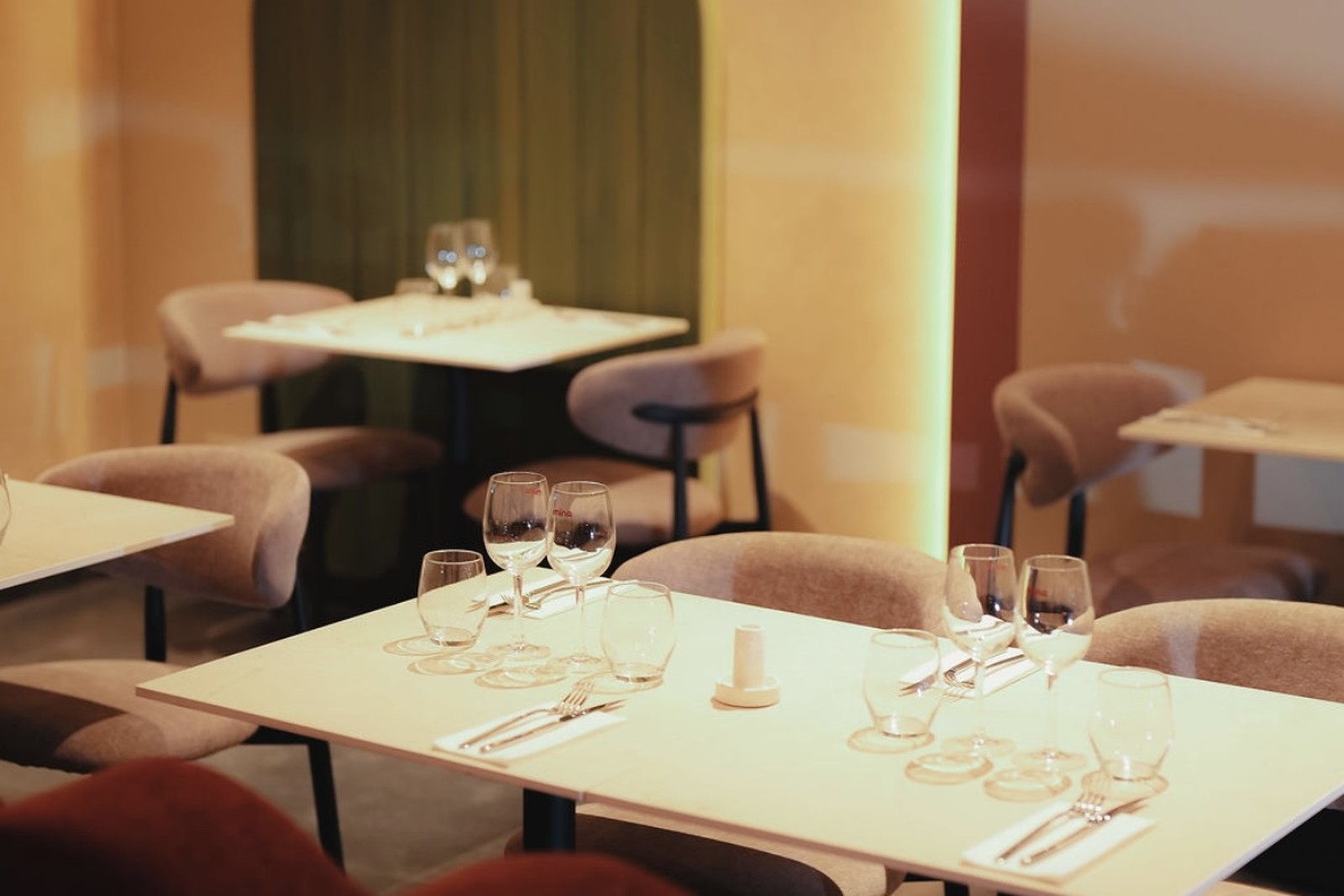 Salle du restaurant Mina à Ixelles, arches lumineuses et banquettes. Salle du restaurant Mina à Ixelles, arches lumineuses et banquettes.