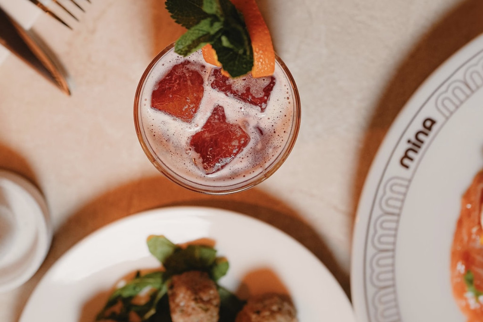 Antipasti et polpette à partager sur une table de chez Mina. Antipasti et polpette à partager sur une table de chez Mina.