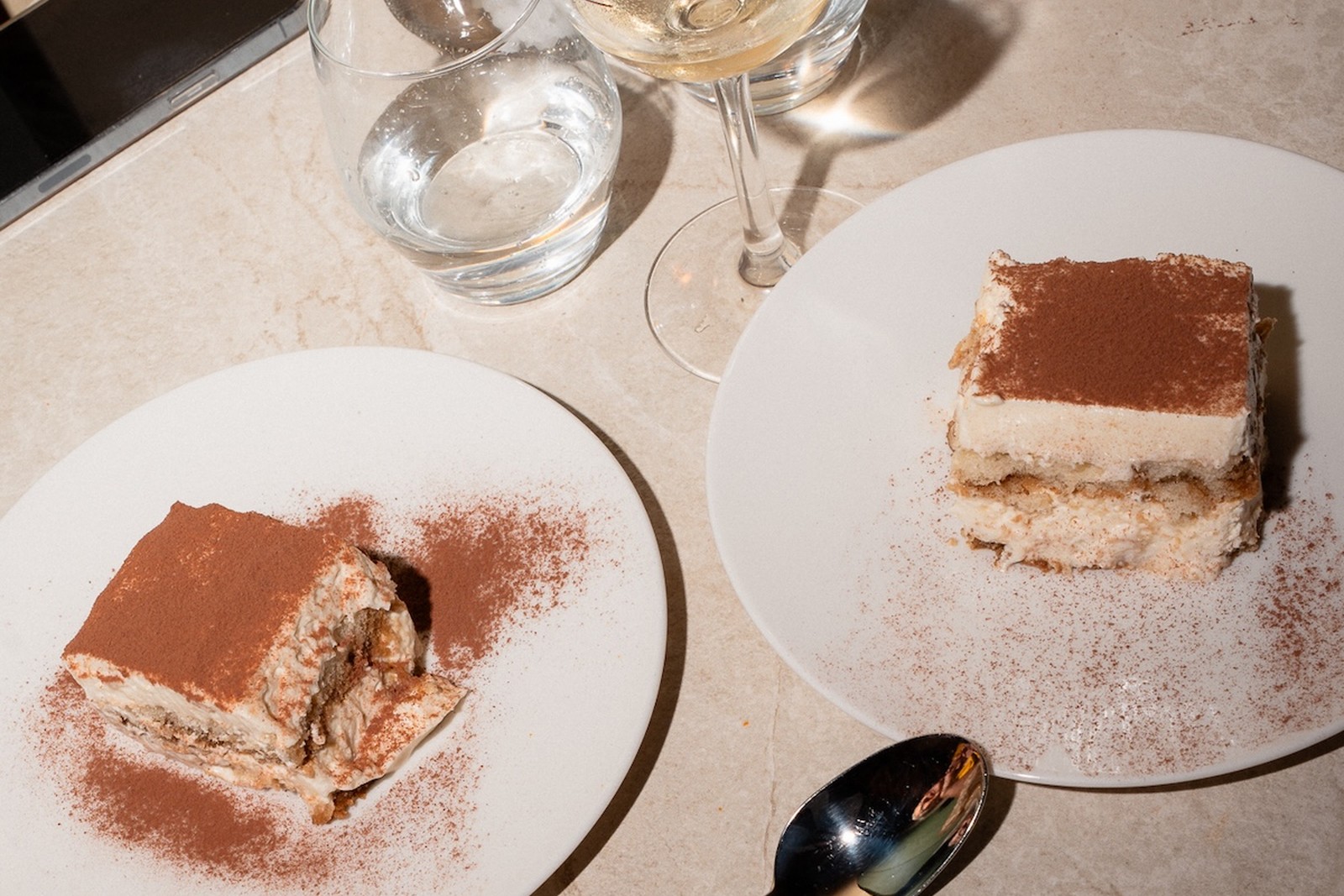 Deux parts de tiramisù servies en fin de repas chez Mina. Deux parts de tiramisù servies en fin de repas chez Mina.