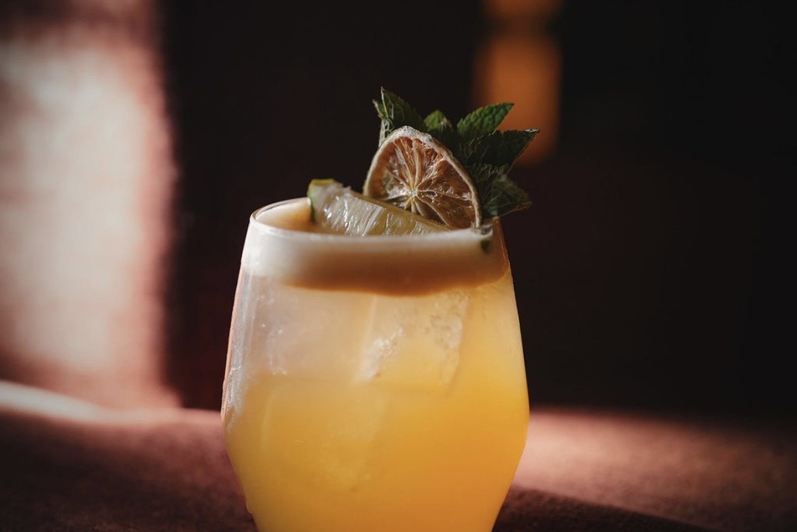 Cocktail maison imaginé avec Samuel Suarez, bar de Mina à Ixelles. Cocktail maison imaginé avec Samuel Suarez, bar de Mina à Ixelles.