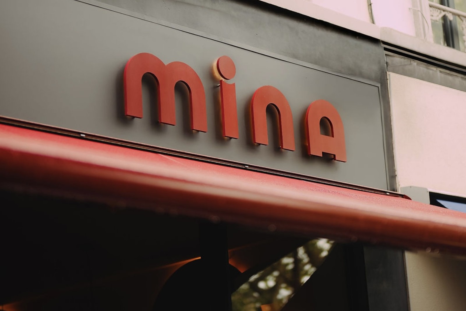 Façade et enseigne rouge du restaurant Mina, place Fernand Cocq à Ixelles. Façade et enseigne rouge du restaurant Mina, place Fernand Cocq à Ixelles.