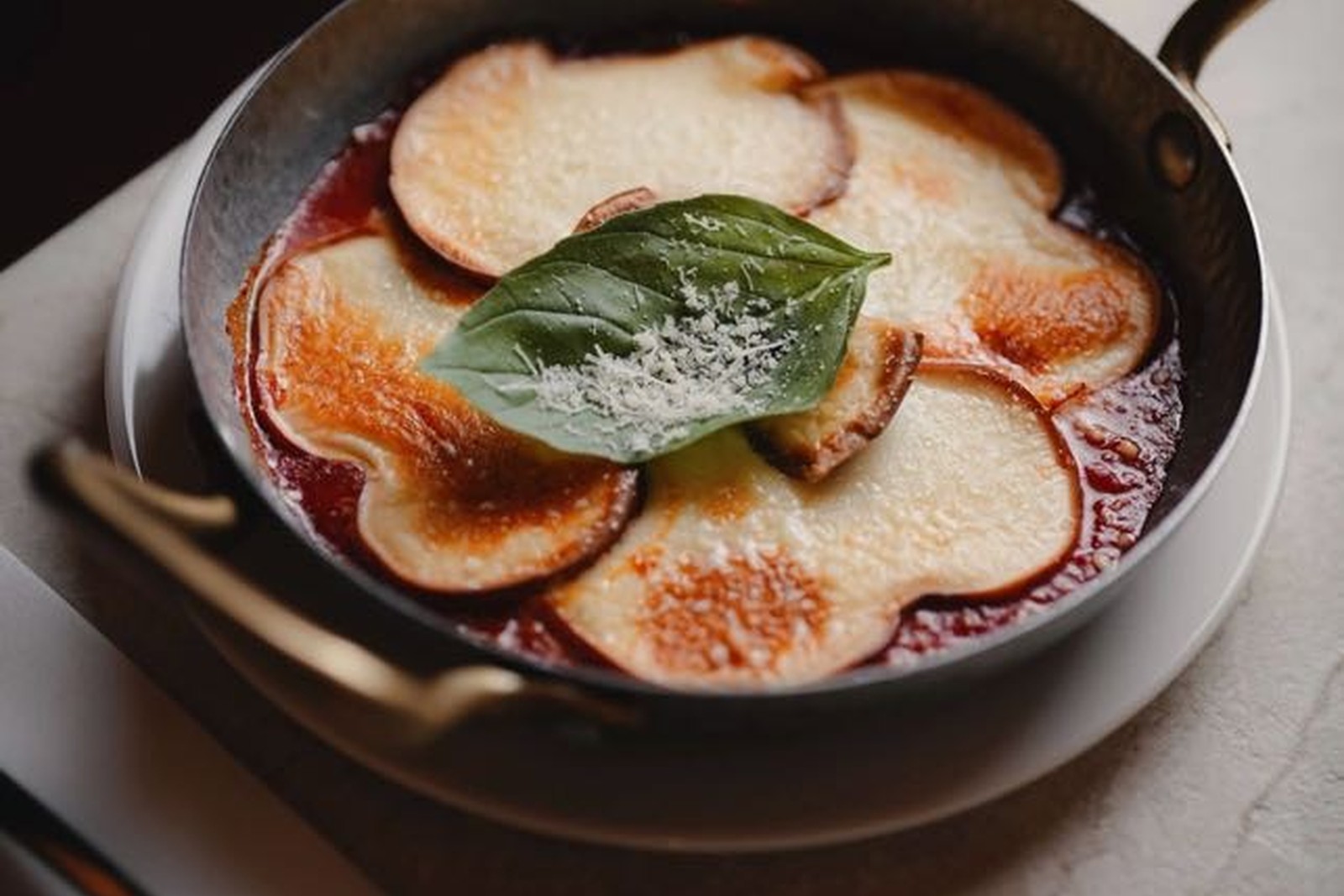Plat italien gratiné servi à la poêle chez Mina, Ixelles. Plat italien gratiné servi à la poêle chez Mina, Ixelles.