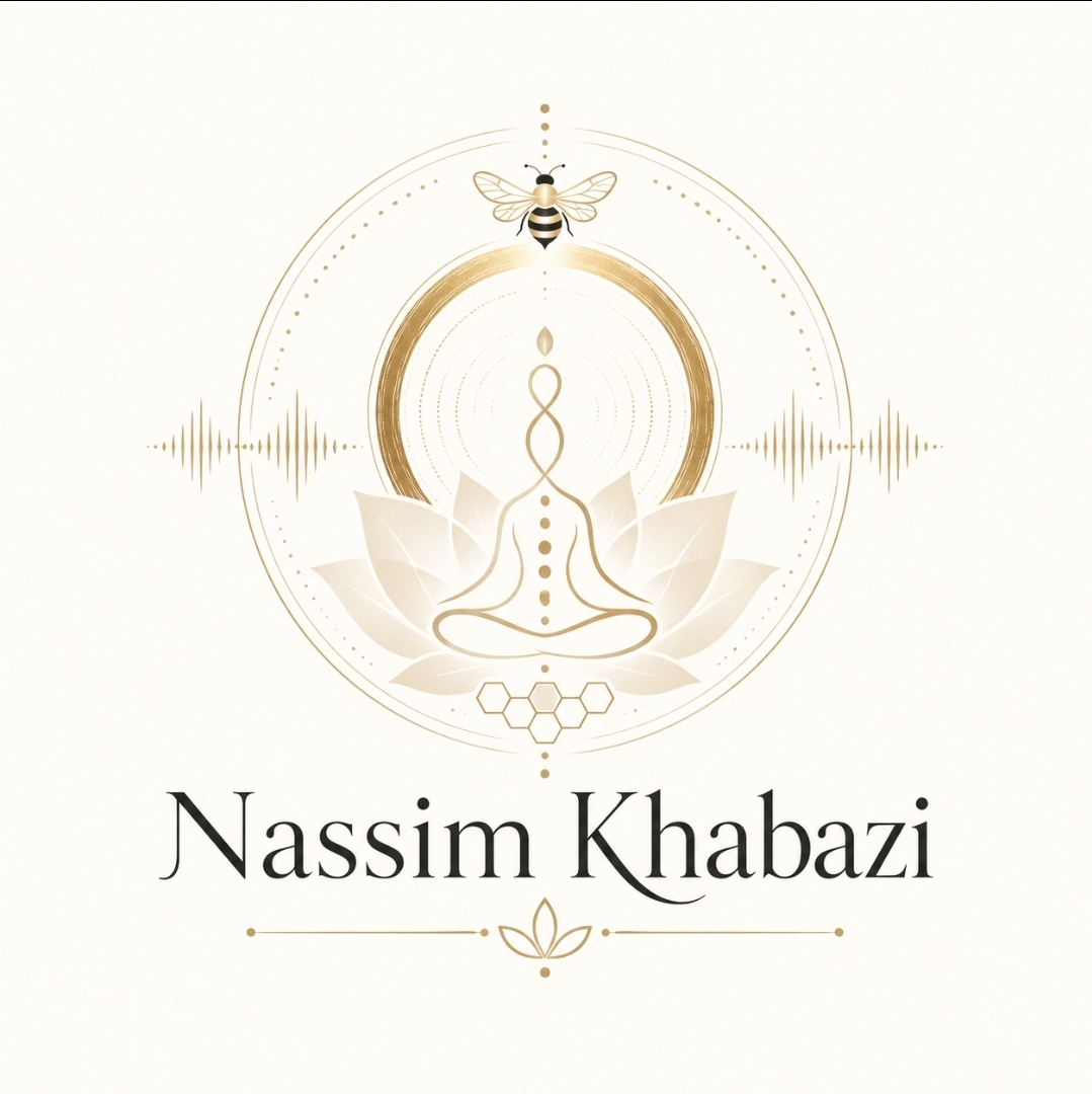 Logo Nassim Khabazi — abeille, lotus, ondes sonores