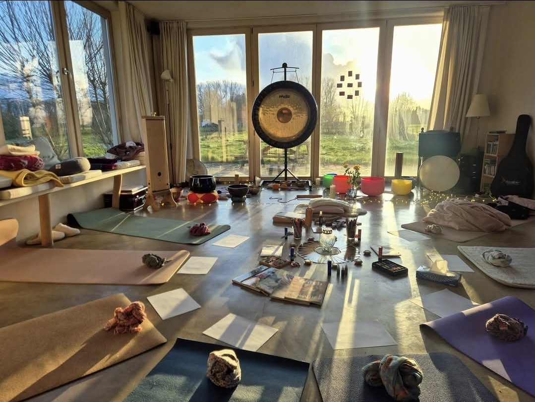 Retraite Metamorphosia — salle baignée de lumière