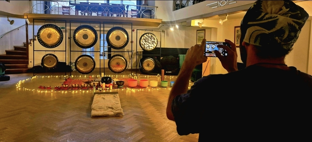Salle Dôme rue Montoyer Bruxelles — installation gongs