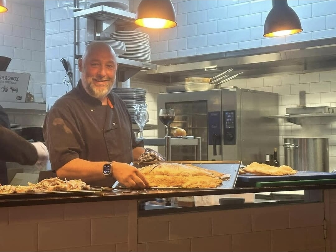 Le chef Alain en cuisine à La Pierre Bleue