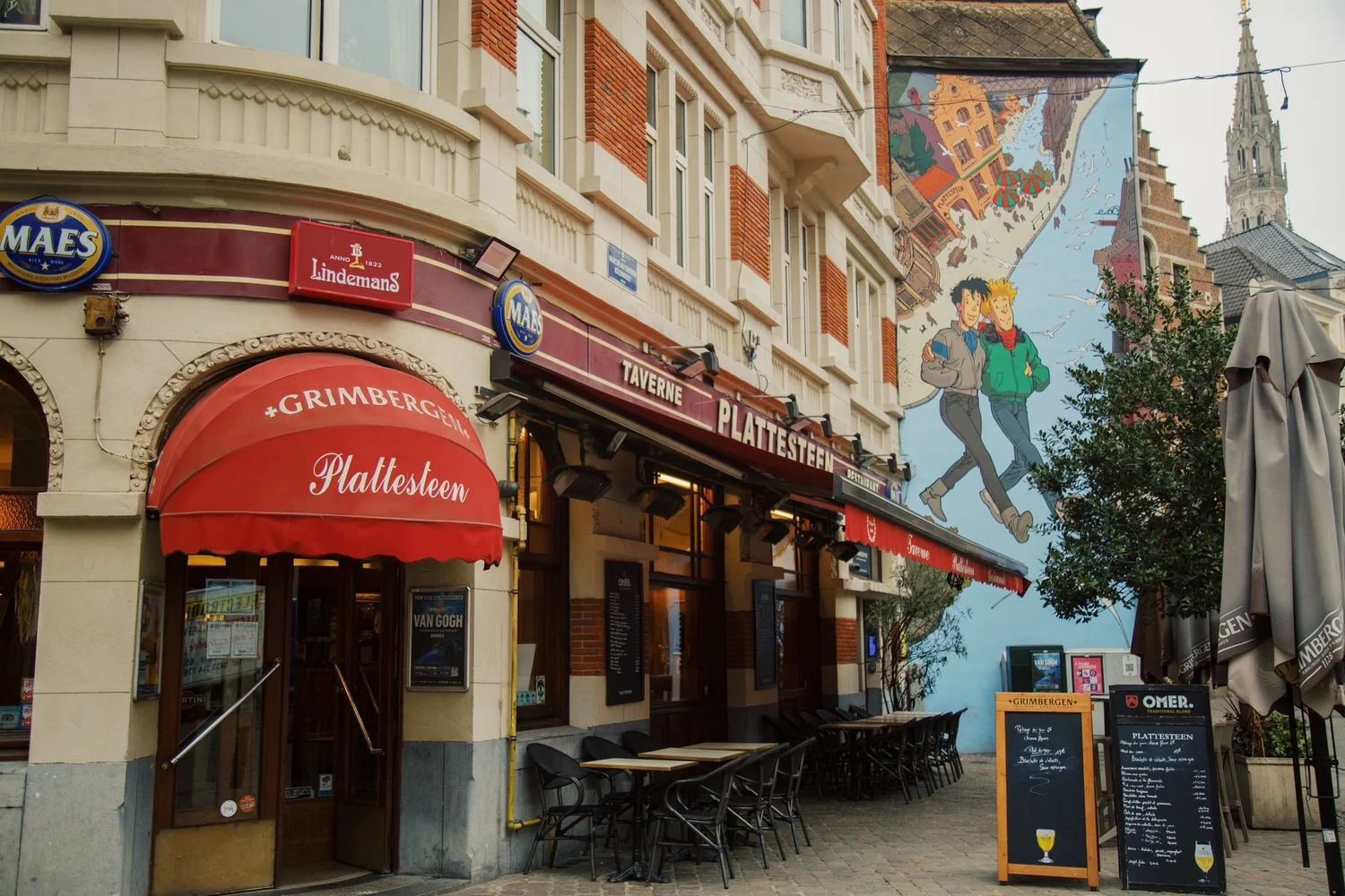 The façade and terrace of Plattesteen, a Belgian brasserie since 1936, rue du Marché au Charbon in Brussels