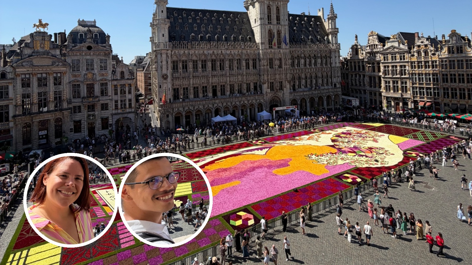 Julie de Xplore.bruxelles sur le balcon de l'Hôtel de Ville face au Tapis de Fleurs 2026 de la Grand-Place de Bruxelles