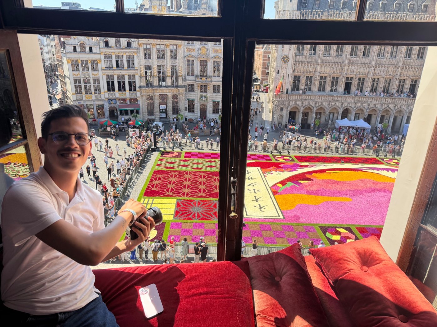 Videomaker Victor in een historische salon aan de Grote Markt van Brussel na de reportage