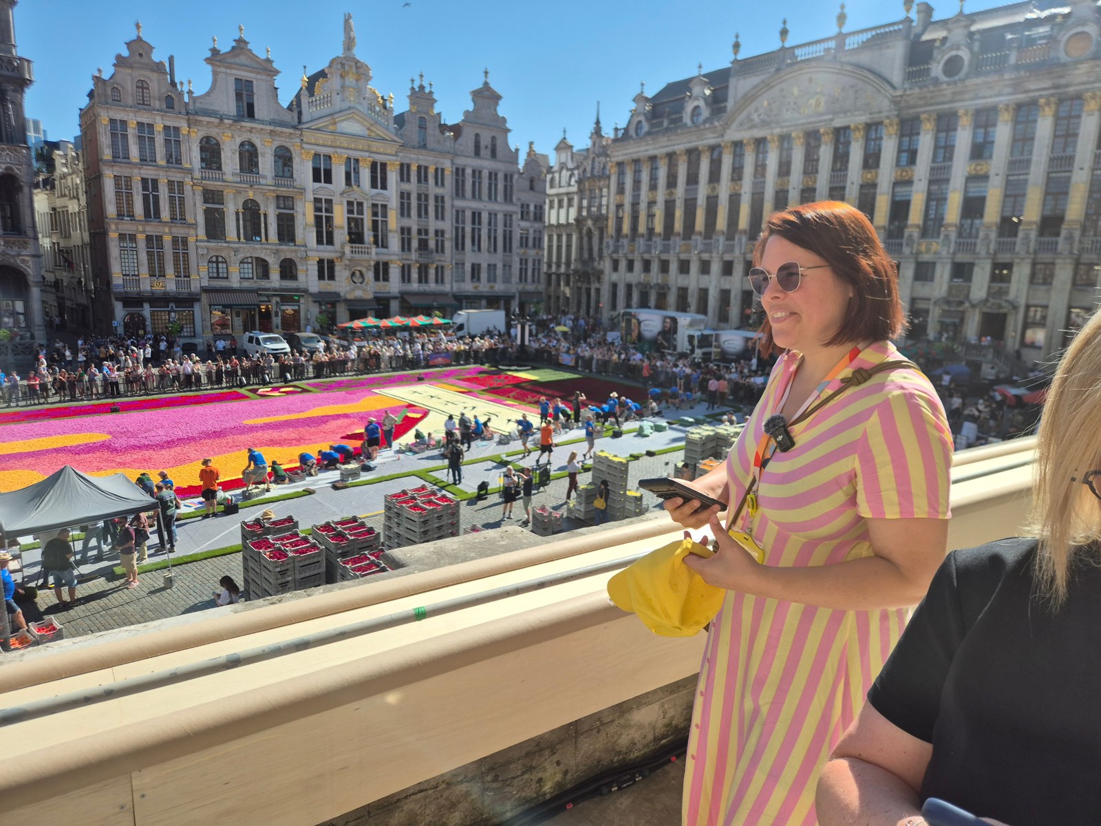 Zicht op het Bloementapijt 2026 in opbouw op de Grote Markt van Brussel vanaf het balkon van het stadhuis